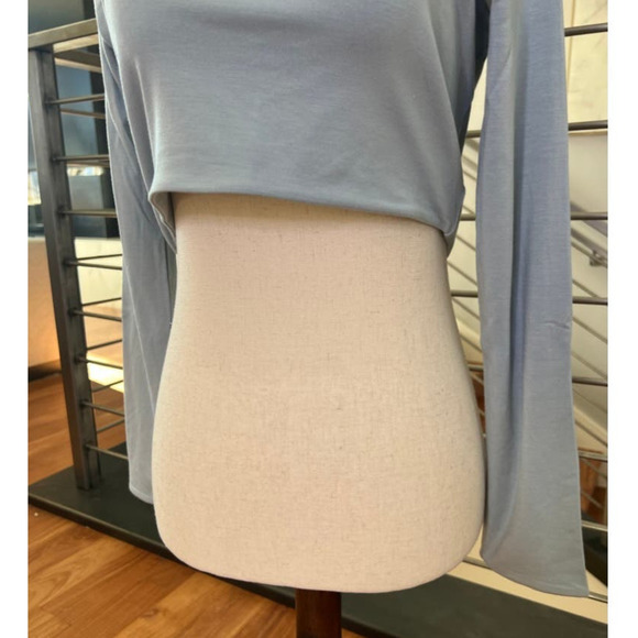 Ser.O.Ya Artemis Long Sleeved Crop Top in Gray Blue - Picture 7 of 12